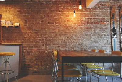 Enduit pierre vs plaquette de parement : que choisir pour un mur déco ?