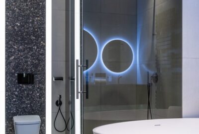 Pourquoi_vous_devriez_nettoyer_votre_douche_avec_un_spray_de_cuisson