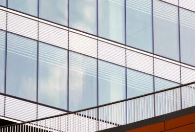 Pourquoi investir dans des fenêtres pare-balles pour votre entreprise ?