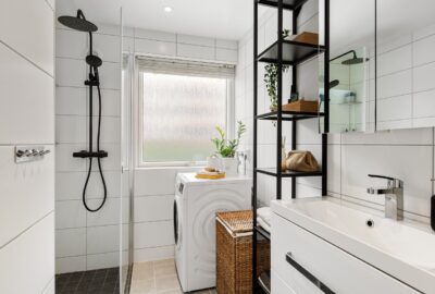 Optimisez_votre_salle_de_bain_avec_des_étagères_sans_perçage_astucieuses_!