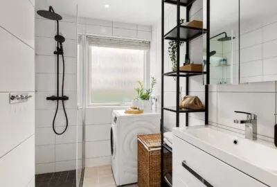 Optimisez_votre_salle_de_bain_avec_des_étagères_sans_perçage_astucieuses_!