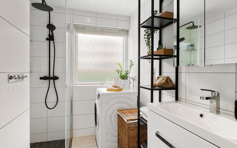 Optimisez_votre_salle_de_bain_avec_des_étagères_sans_perçage_astucieuses_!