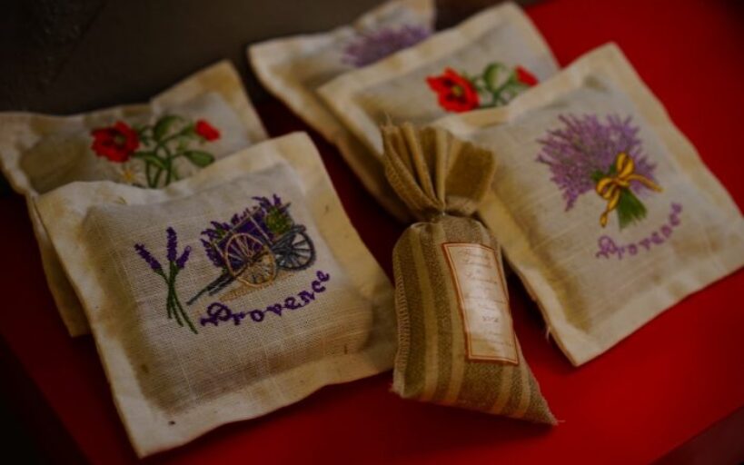 Oreiller_parfumé_à_la_lavande_et_plus_encore_:_3_astuces_pour_mieux_dormir