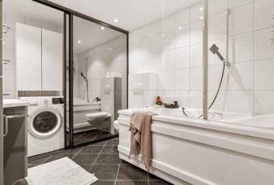 Les meilleures astuces pour aménager une salle de bain PMR adaptée à tous