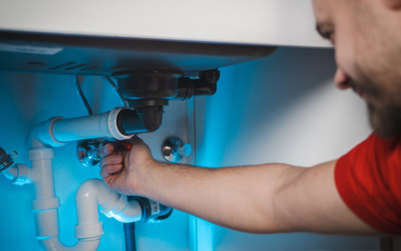 Débouchage de canalisation : comment cela se déroule-t-il avec un professionnel ?