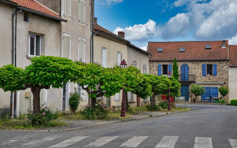 Cinq_astuces_ingénieuses_pour_cacher_un_vis_à_vis_en_hauteur_dans_votre_maison