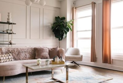 Comment choisir la pièce maîtresse pour structurer un salon élégant et convivial ?