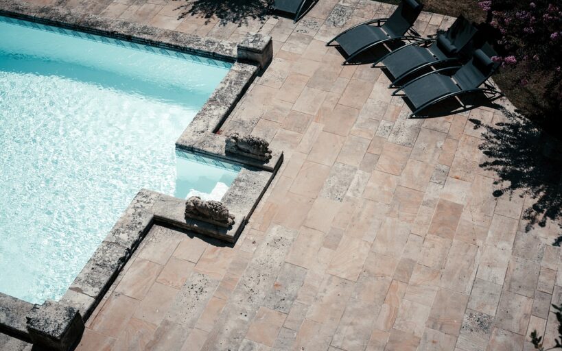 Préserver_la_beauté_de_votre_piscine_:_Comment_nettoyer_correctement_les_margelles