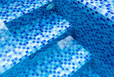 Innovation et design : choisissez le carrelage mosaïque pour sublimer votre piscine