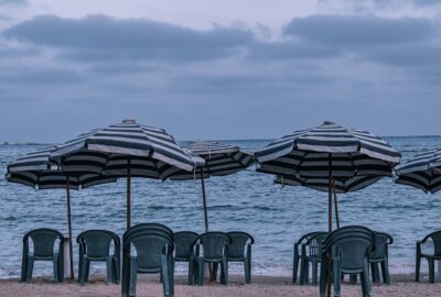 Comment_fixer_un_parasol_déporté_de_manière_sécurisée_:_astuces_et_conseils_pratiques
