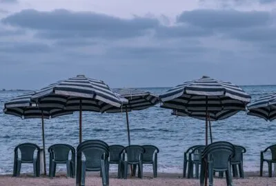 Comment_fixer_un_parasol_déporté_de_manière_sécurisée_:_astuces_et_conseils_pratiques