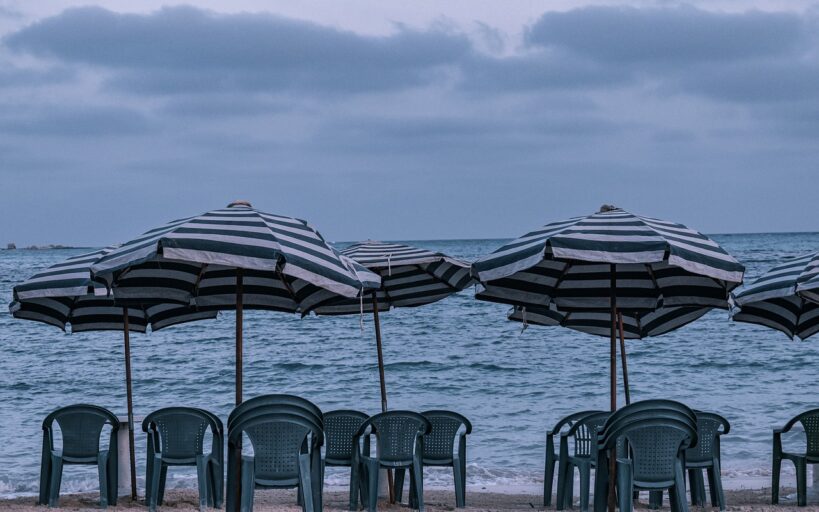 Comment_fixer_un_parasol_déporté_de_manière_sécurisée_:_astuces_et_conseils_pratiques