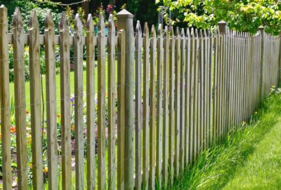 Design d'extérieur : la clôture brise-vue en ganivelle, l’atout charme pour votre jardin