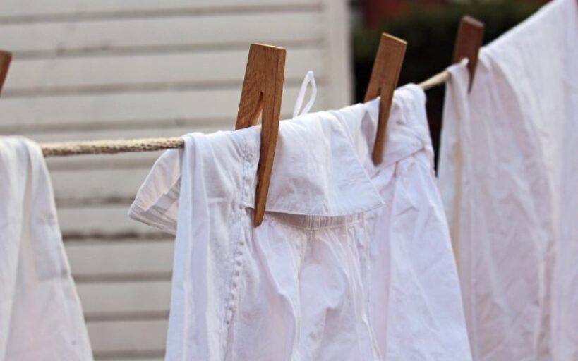 Voici_comment_récupérer_du_linge_blanc_qui_a_déteint_en_rose_:_nos_meilleures_astuces
