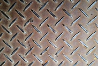 Rénovation et bricolage : en quoi l'utilisation de plaques métalliques est-elle pertinente ?