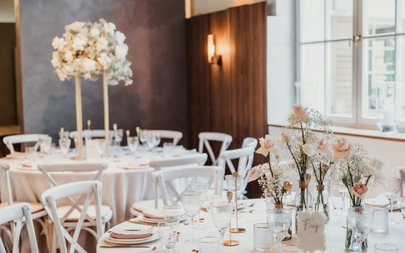 Fleurs, rubans et fantaisie : comment habiller vos chaises pour votre mariage ce printemps ?