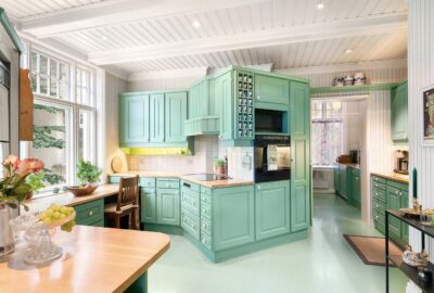 L_harmonie_parfaite_de_la_cuisine_verte_et_bois_pour_une_ambiance_chaleureuse_à_la_maison