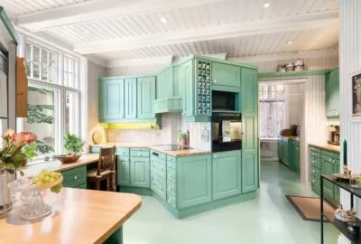 L_harmonie_parfaite_de_la_cuisine_verte_et_bois_pour_une_ambiance_chaleureuse_à_la_maison