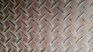 Rénovation et bricolage : en quoi l'utilisation de plaques métalliques est-elle pertinente ?