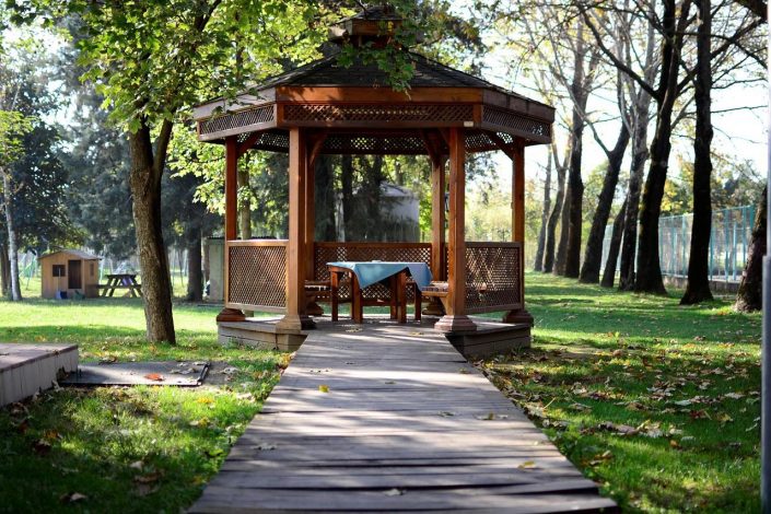 Comment réaliser une pergola naturelle pour sa terrasse ?