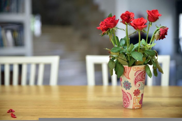 Vases à bouteilles DIY en feuille d’or