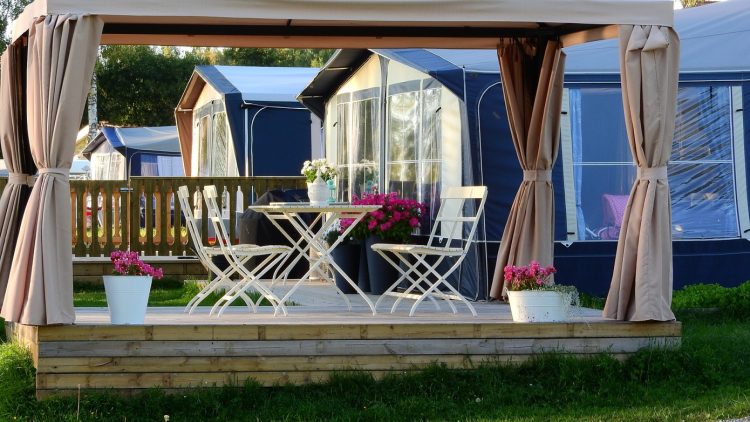 Ombrager sa terrasse en été avec une pergola en alu autoportée