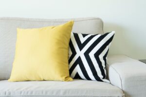 coussin à éviter absolument sur votre canapé