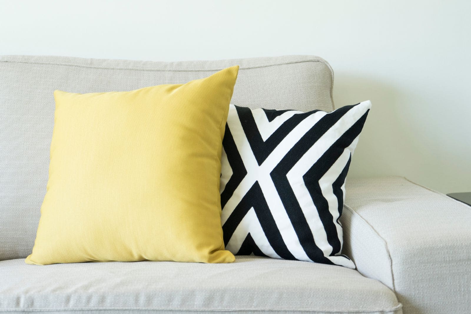 coussin à éviter absolument sur votre canapé